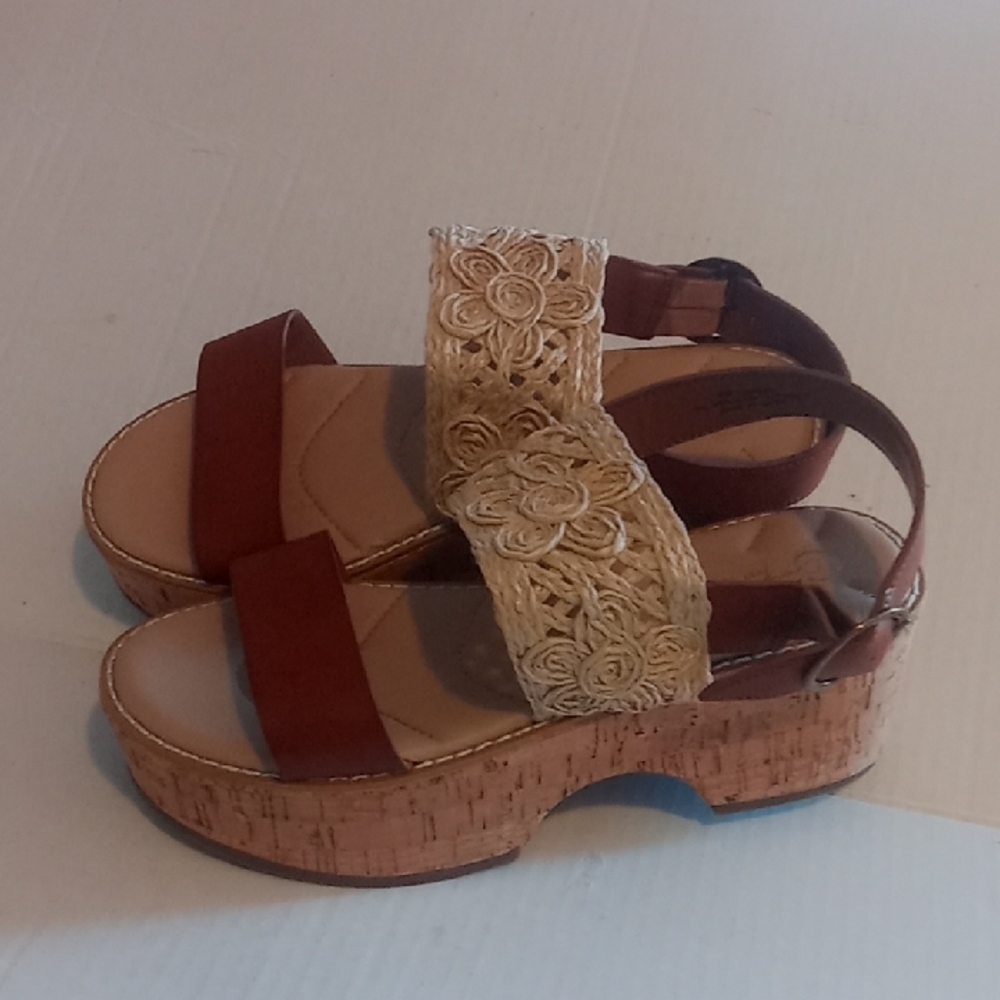 C Comfort Women’s Size 8M Beige Floral & Brown Faux Leather Sandals